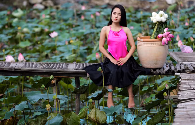  Để có thêm những bức ảnh đẹp, khách có thể thuê áo yếm, áo dài, khăn đóng... ngay tại đầm với giá 50.000 - 70.000 đồng.