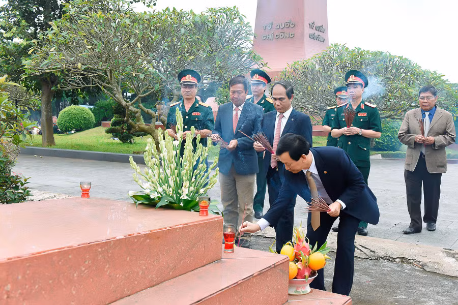 các đồng chí lãnh đạo tỉnh, lãnh đạo các đơn vị lực lượng vũ trang, lãnh đạo thành phố thắp hương viếng mộ phần Anh hùng Núp. Ảnh: Đức Thụy 