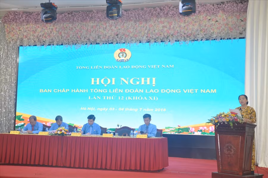 Đồng chí Nguyễn Thị Thu Hồng, Phó Chủ tịch Tổng LĐLĐVN điều hành phiên làm việc buổi sáng 3.7.