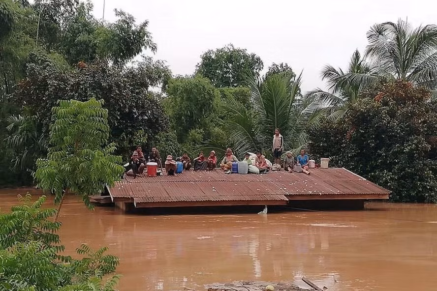 Người dân Lào đang nguy khốn sau sự cố vỡ đập thủy điện. Ảnh: ABC Lào. Người dân Lào đang nguy khốn sau sự cố vỡ đập thủy điện. Ảnh: ABC Lào.