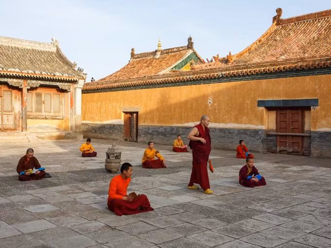 Mông Cổ là một trong những quốc gia có nền Phật giáo lâu đời nhất thế giới. Hiện nay, các nhà sư ở đây chủ yếu từ 20 đến 30 tuổi. Mông Cổ là một trong những quốc gia có nền Phật giáo lâu đời nhất thế giới. Hiện nay, các nhà sư ở đây chủ yếu từ 20 đến 30 tuổi.