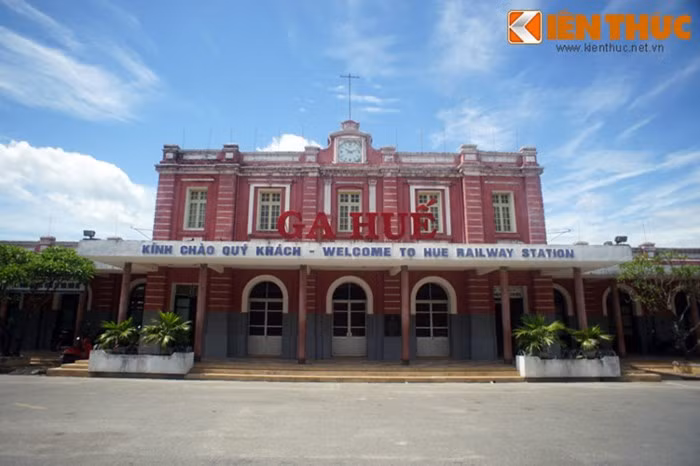 Một công trình lịch sử quan trọng khác của Huế nằm bên bờ sông An Cựu là nhà ga Huế, được người Pháp xây dựng năm 1908. Đây là một trong những nhà ga cổ nhất Việt Nam còn tồn tại.