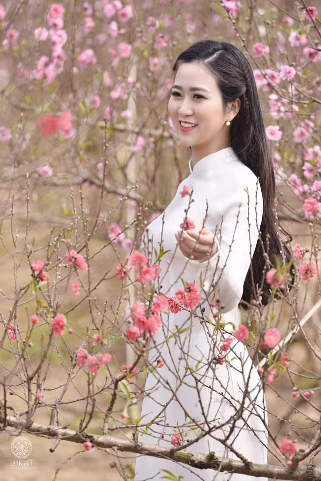  Hình ảnh các thiếu nữ Việt say sưa tạo dáng bên những loài hoa ấy, khoe trọn vẻ đẹp xuân thì chẳng còn lạ lẫm.
