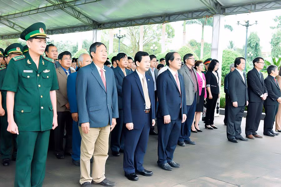 Các đại biểu viếng Nghĩa trang liệt sĩ. Ảnh: Đức Thụy