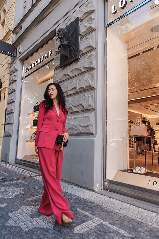 Suit là trang phục tiếp tục đánh dấu sự lên ngôi ở mùa mốt 2018. Lựa chọn áo vest đi cùng quần suông ống rộng là cách thể hiện sự sành điệu cùng trào lưu thịnh hành.