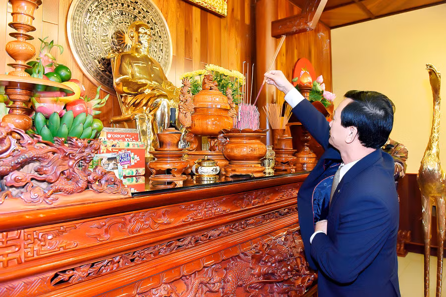 Lãnh đạo tỉnh dâng hương tại nhà Nhà thờ Bác Hồ. Ảnh: Đức Thụy