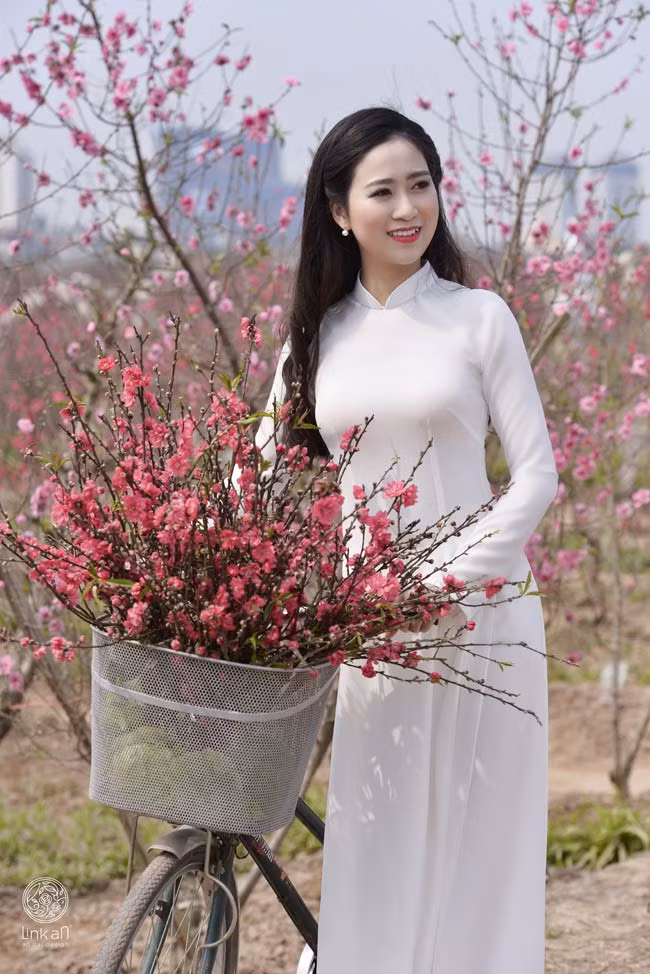 Những cô gái diện áo dài trắng, xõa tóc bồng bềnh, khoe sắc bên vườn đào xuân khoe vẻ đẹp xinh tươi, mơn mởn... 