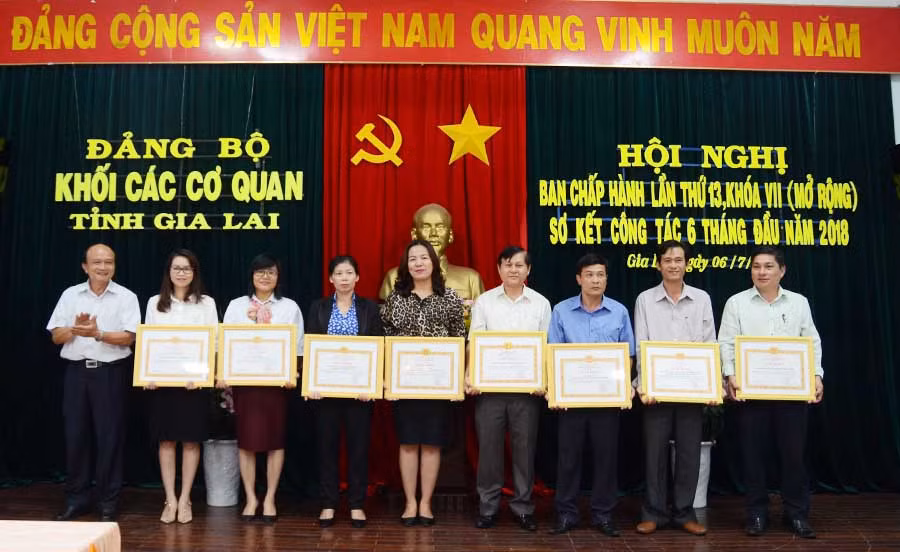 Ban Thường vụ Đảng ủy Khối tặng giấy khen cho các tập thể. Ảnh: Phương Vi Ban Thường vụ Đảng ủy Khối tặng giấy khen cho các tập thể. Ảnh: Phương Vi