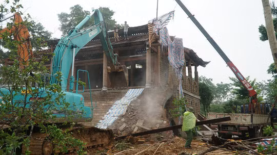 Nhiều máy móc được huy động tham gia tháo dỡ Nhiều máy móc được huy động tham gia tháo dỡ
