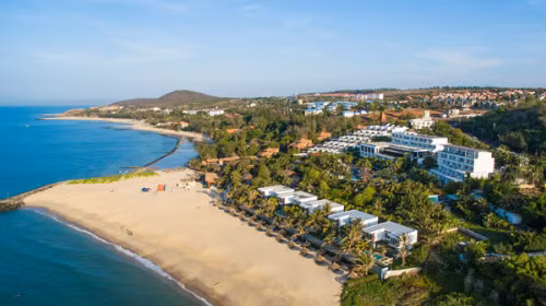 The Cliff Resort & Residences Địa chỉ lưu trú này nằm trên dốc đá thoai thoải của bãi biển Phú Hải, ngay lối vào trung tâm Mũi Né.