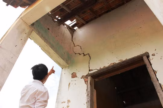 Khu nhà của hợp tác xã tại thôn Tân Hiệp, xã Ninh Thượng, thị xã Ninh Hòa, tỉnh Khánh Hòa bị sét đánh nứt toác