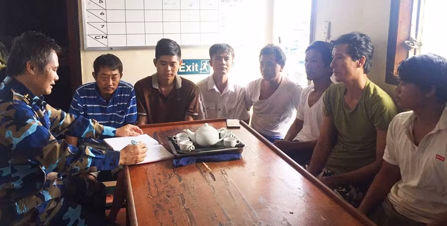 Các ngư dân trên tàu cá PY 95139 TS được chuyển sang tàu 744 và được bộ đội của tàu động viên, chăm sóc sức khỏe. Ảnh: Văn Tới Các ngư dân trên tàu cá PY 95139 TS được chuyển sang tàu 744, và được bộ đội của tàu động viên, chăm sóc sức khỏe. Ảnh: Mai Thắng
