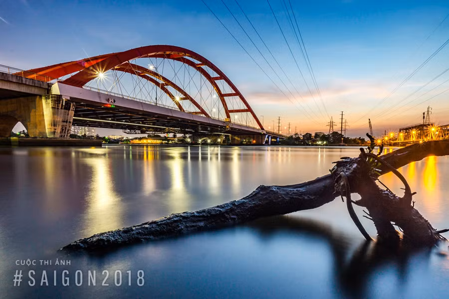 "Hoàng hôn cầu Bình Lợi", bức ảnh được Trần Linh ghi lại trong một chuyến đi Sài Gòn đầu năm 2017.