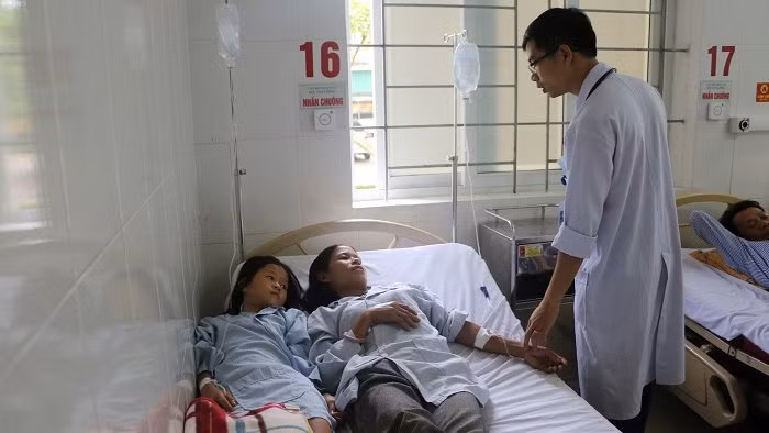 Các bệnh nhân ăn nấm lạ được cấp cứu tại bệnh viện đa khoa tỉnh Hà Tĩnh