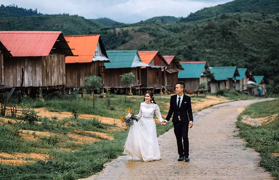  Đôi bạn trẻ Đoàn Hiền-Phi Phóng đang gây “sốt” với bộ ảnh cưới chụp tại xã Hà Đông (huyện Đak Đoa). Ảnh: phạm ân