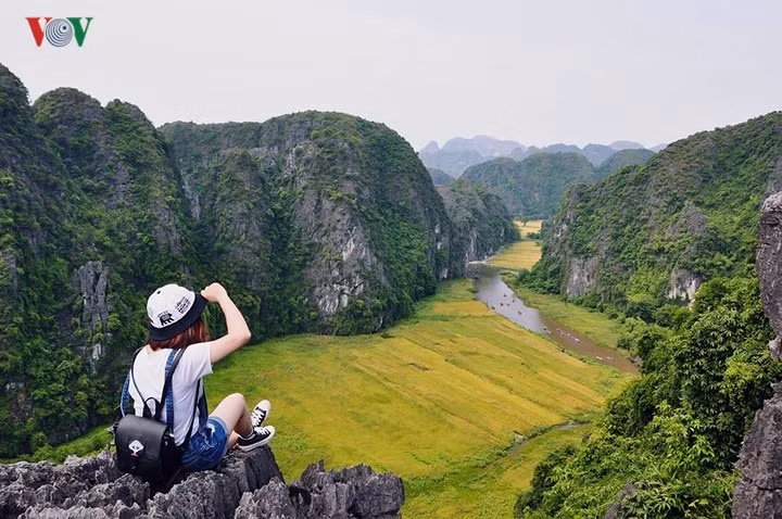  Bạn nên để bánh xe lăn từ Ninh Bình - cực nam miền Bắc, nơi có phong cảnh non nước hữu tình hiếm có với Tam Cốc, Bích Động - Nam thiên đệ nhị động, chùa Bái Đính, VQG Cúc Phương. Đặc biệt là quần thể danh thắng Tràng An – di sản hỗn hợp thiên nhiên và văn hóa thế giới duy nhất của nước ta.