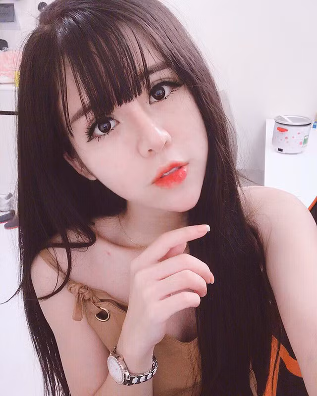  “Mình cũng vui vì nhận được những lời khen của mọi người nhưng cũng xen lẫn nhiều lo lắng và buồn khi có một số người không quen biết nhưng nói những lời không hay”, nữ sinh Báo chí chia sẻ.