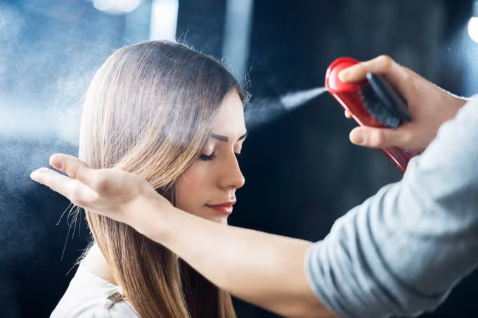Các sản phẩm dưỡng tóc khi tiếp xúc với da có thể gây kích ứng.