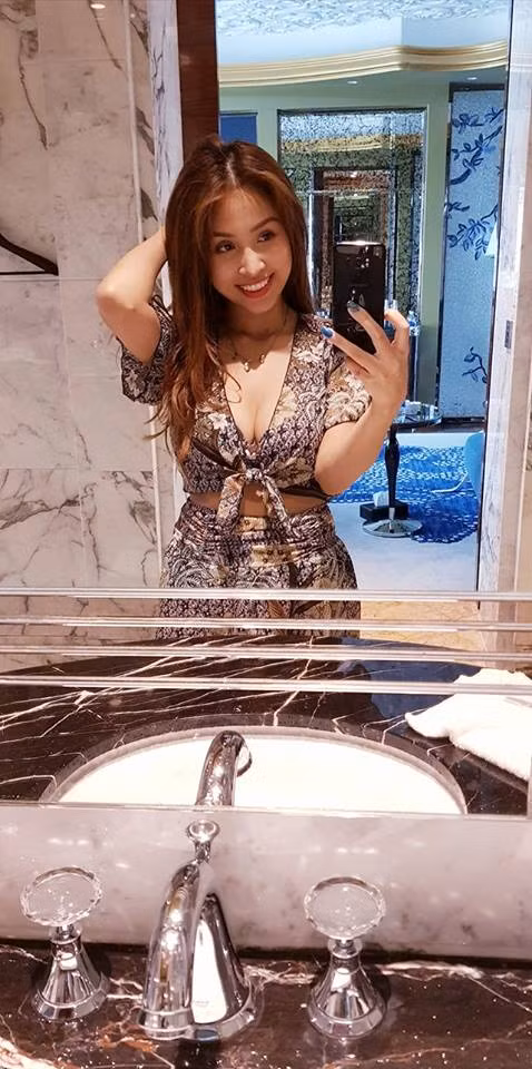 Dù từng thừa nhận mắc bệnh bị hỏng một bên mắt và đang mất dần giọng nói nhưng mỗi lần xuất hiện trước công chúng Vân Hugo luôn tươi tắn, quyến rũ.