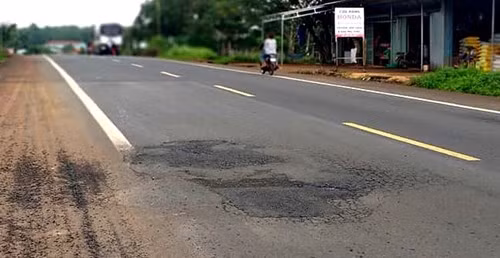 Sau 2 năm bắt đầu bong tróc.