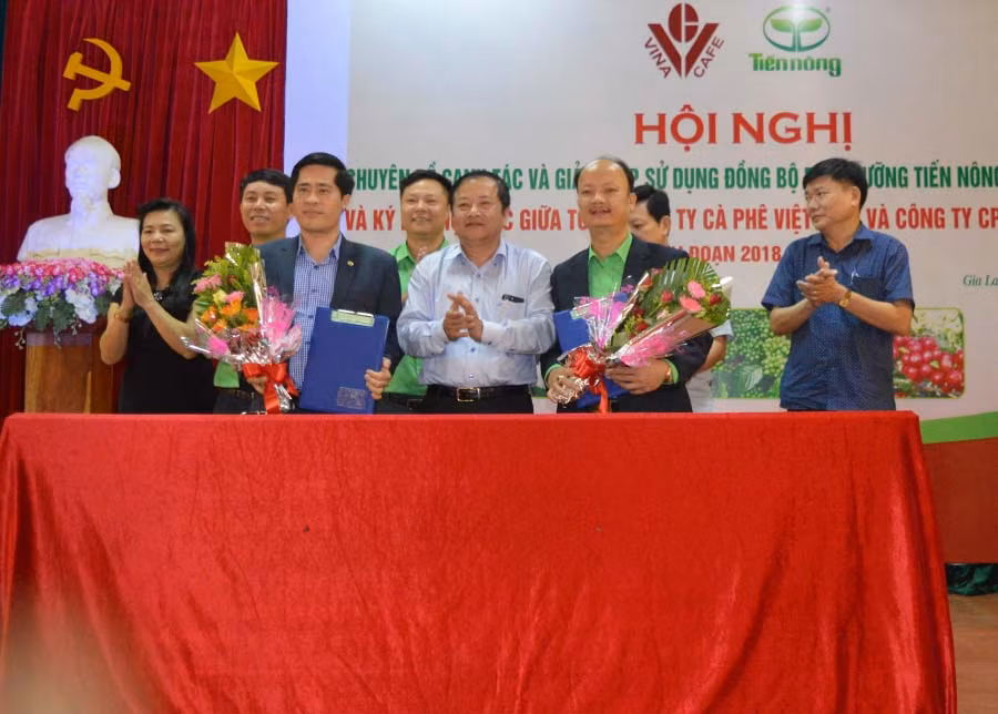 Tổng Công ty Cà phê Việt Nam ký kết sử dụng sản phẩm phân bón Tiến Nông. Ảnh: Đ.Y
