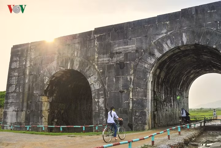 Cửa ngõ Bắc Trung bộ là Thanh Hóa, sở hữu Di sản văn hóa thế giới Thành Nhà Hồ. Kinh đô xưa giờ yên bình giữa cánh đồng lúa xanh mát, vẫn còn dáng dấp của một công trình kỳ vĩ độc đáo có một không hai ở Việt Nam và khu vực Đông Nam Á trong thời kỳ cuối thế kỷ 14, đầu thế kỷ 15.