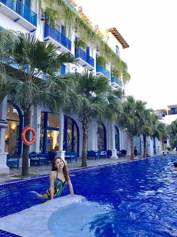 Trong một bức ảnh khác khi đọ sắc với Lã Thanh Huyền ở bể bơi nhân chuyến đi du lịch giữa những ngày nóng bức, Vân Hugo cũng quyến rũ không kém dù ngoại hình của nữ diễn viên phim “Người trở về” bốc lửa.