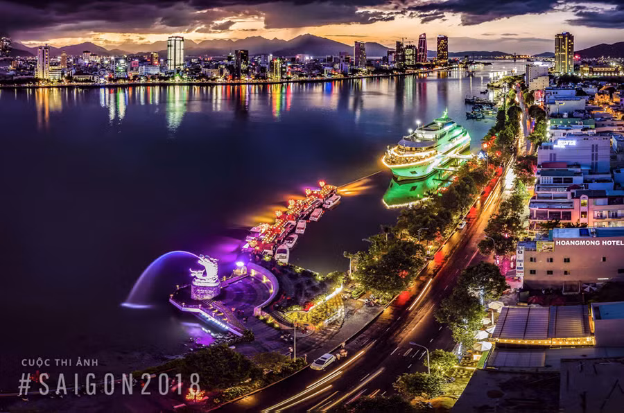 "Hoàng hôn trên sông Hàn" của Vũ Văn Mộng. Ảnh chụp tại khu vực cầu tàu tình yêu bên đường Trần Hưng Đạo, Đà Nẵng.