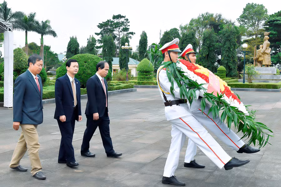 Lãnh đạo tỉnh dâng hoa trước tượng đài Chủ tịch Hồ Chí Minh. Ảnh: Đức Thụy