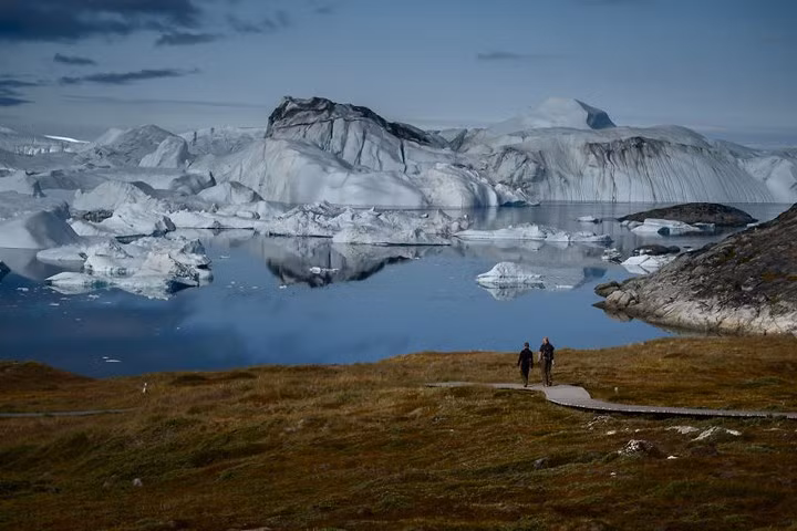 "Đến Ilulissat vào mùa hè, ngồi bên chiếc bình đầy cà phê nóng hổi vào buổi đêm và lắng nghe những tảng băng trôi là niềm mơ ước của tôi", nhiếp ảnh gia người Nga - Maria Sahai nói.