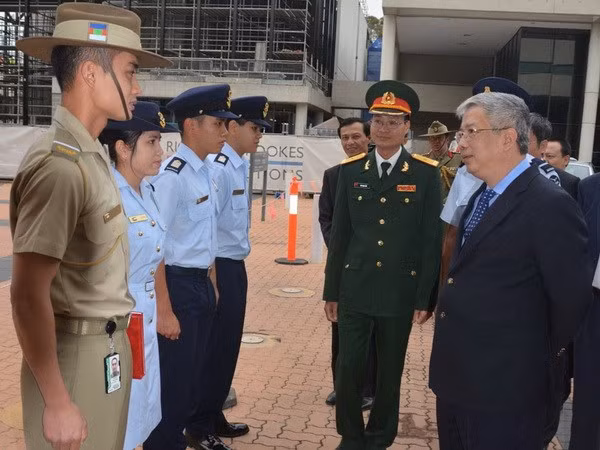 Thượng tướng Nguyễn Chí Vịnh thăm hỏi học viên Việt Nam đang theo học tại Học viên Quốc phòng Australia.