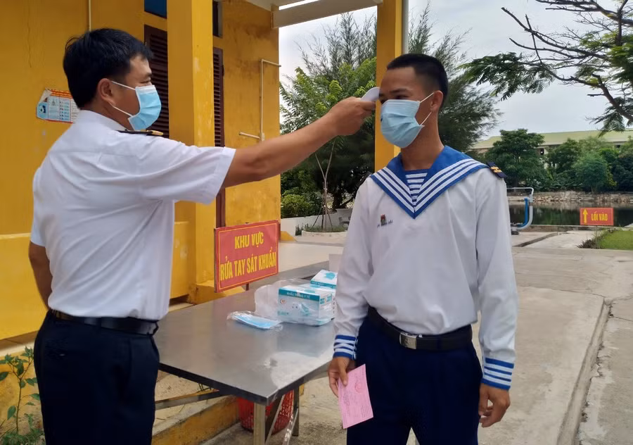 Đo thân nhiệt cử tri tham gia bầu cử. ẢNH: NGUYỄN NINH
