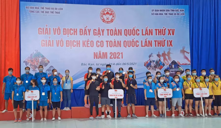 1. Đoàn Gia Lai (bìa trái) chụp ảnh lưu niệm với các đoàn tại giải lần này. ảnh T.T