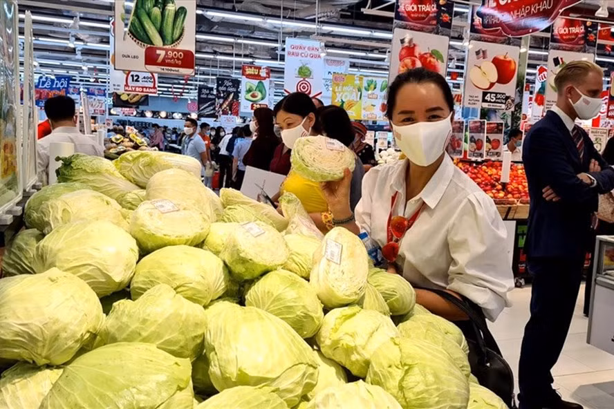 Cảnh báo nhiều mặt hàng tiêu dùng, đặc biệt là hàng nông, lâm, thủy sản tăng cao do giá nguyên liệu đầu vào tăng. Ảnh: Vũ Long