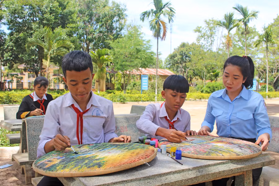 Cô Phạm Thị Thuận-Tổng phụ trách Đội Trường THCS Dân tộc Nội trú huyện Chư Păh-luôn đồng hành cùng học sinh trong mọi hoạt động. Ảnh: Thủy Bình