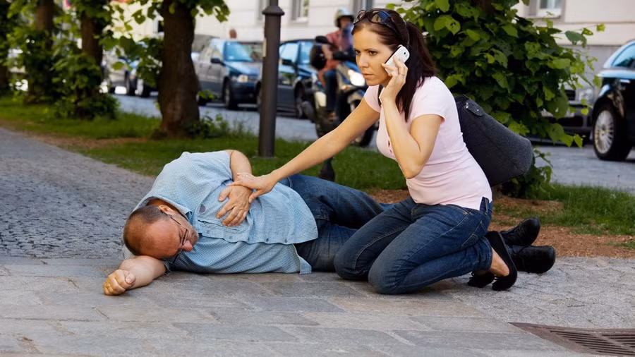 Khi bệnh nhân có những dấu hiệu đột quỵ phải đưa đi cấp cứu ngay. ẢNH MINH HỌA: SHUTTERSTOCK