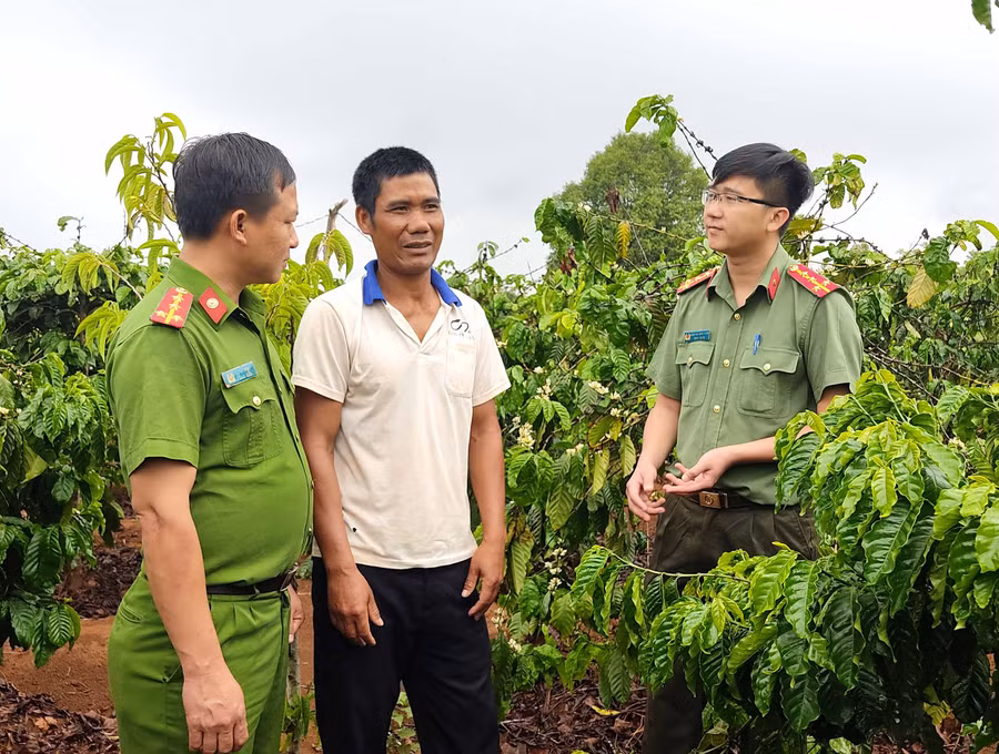Công an xã Ia Băng (huyện Đak Đoa) gặp gỡ, động viên ông Rơ Lan Brông. Ảnh: Hữu Trường