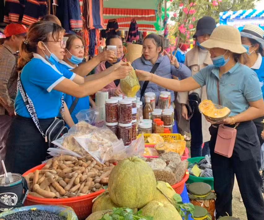 Đông đảo chị em tham quan, mua sắm tại Phiên chợ nông sản an toàn do Hội LHPN huyện tổ chức . Ảnh.Vũ Chi