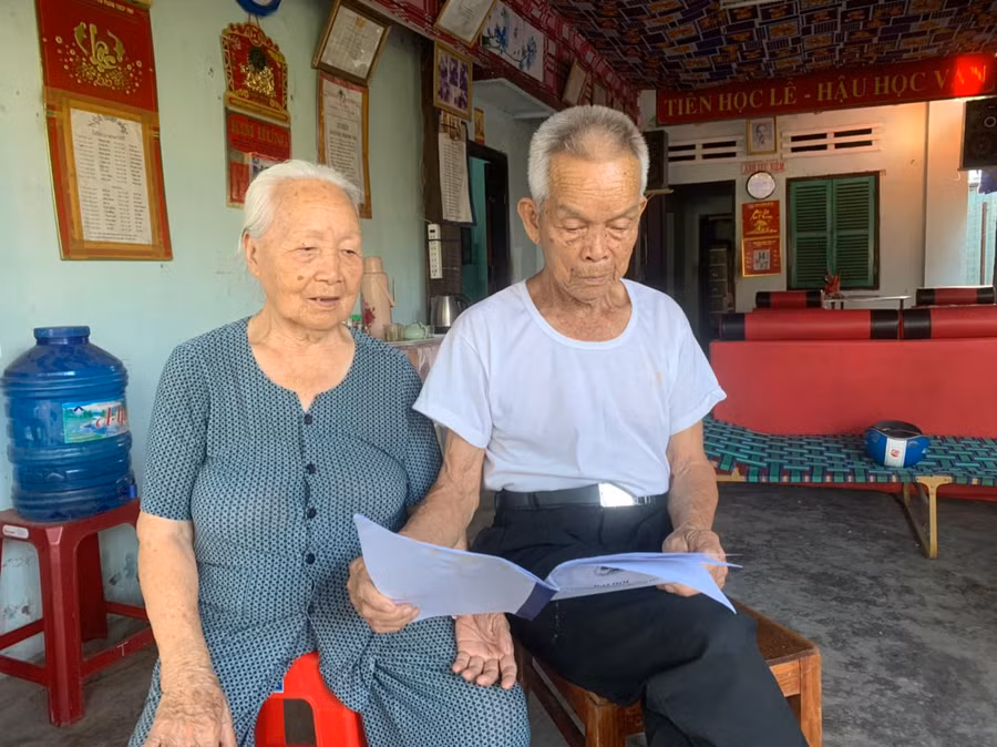 Ông Nguyễn Khánh Thọ-Chủ tịch Hội Người cao tuổi phường Đoàn Kết cùng vợ trao đổi về những ứng cử viên trong cuộc bầu cử sắp tới. Ảnh: Vũ Chi Ông Nguyễn Khánh Thọ (Chủ tịch Hội Người cao tuổi phường Đoàn Kết) cùng vợ trao đổi về những ứng cử viên trong cuộc bầu cử sắp tới.Ảnh.Vũ Chi