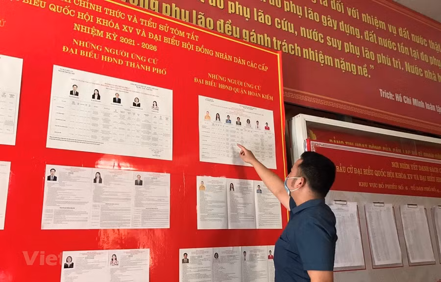 Cử tri xem xét danh sách niêm yết những người ứng cử đại Quốc hội khóa XV và Hội đồng Nhân dân các cấp nhiệm kỳ 2021-2026. (Ảnh: Xuân Quảng/Vietnam+) Cử tri xem xét danh sách niêm yết những người ứng cử đại Quốc hội khóa XV và Hội đồng Nhân dân các cấp nhiệm kỳ 2021-2026. (Ảnh: Xuân Quảng/Vietnam+)