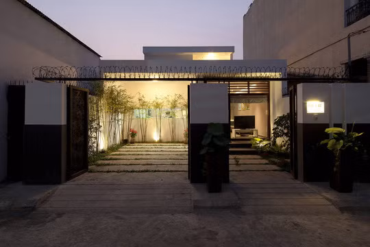 Căn nhà được xây dựng trên một khu đất rộng 8 m và sâu 22 m tại một khu dân cư ở TP HCM. MM++ architects đã thiết kế cho một cặp vợ chồng và 3 đứa con nhỏ của họ, ngôi nhà được tổ chức thành 2 phần.