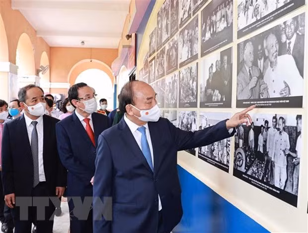  Chủ tịch nước Nguyễn Xuân Phúc tham quan Triển lãm Hình ảnh và Hình tượng Chủ tịch Hồ Chí Minh trong các tác phẩm điện ảnh tại Bảo tàng Hồ Chí Minh - Chi nhánh Thành phố Hồ Chí Minh. (Ảnh: Thống Nhất/TTXVN)