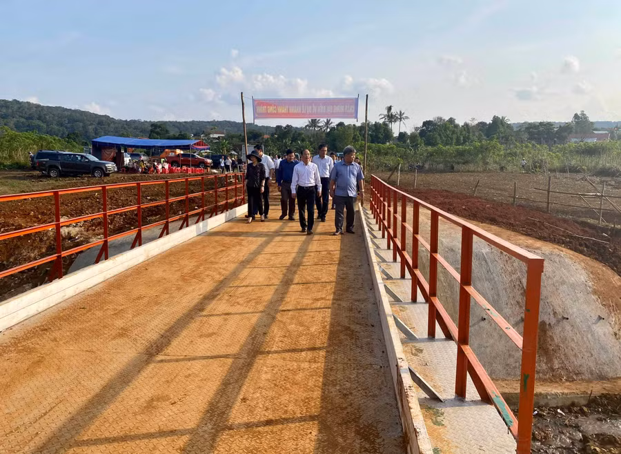 Có cây cầu mới, người dân làng Điện Biên (xã Sơn Lang, huyện Kbang) thuận lợi trong việc đi lại. Ảnh: Ngọc Thu