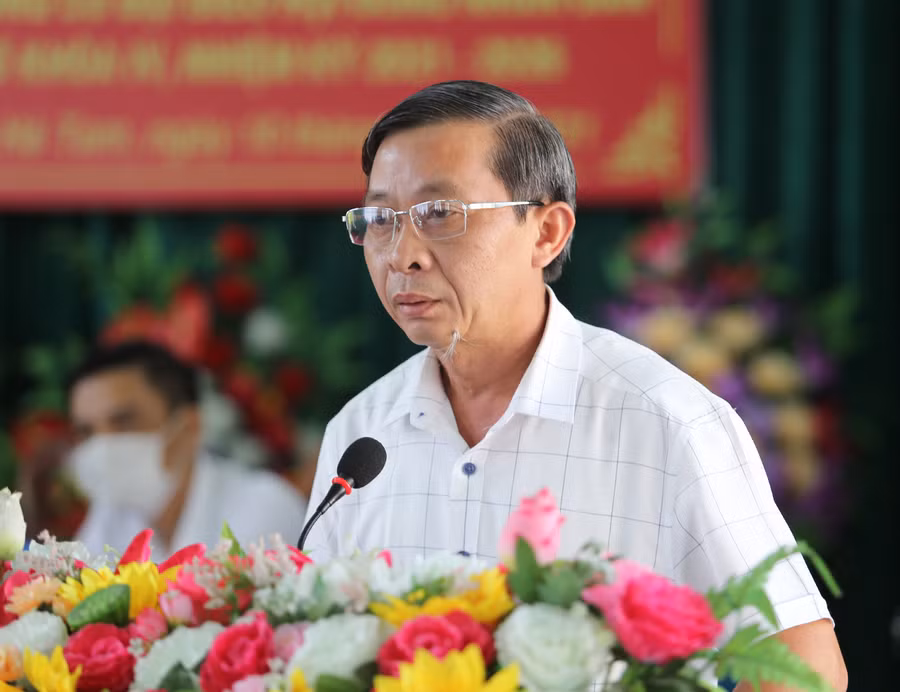 Ông Huỳnh Thế Mạnh-Ủy viên Ban Thường vụ Tỉnh ủy, Trưởng ban Tuyên giáo Tỉnh ủy trình bày chương trình hành động trước cử tri. Ảnh: Văn Ngọc Đồng chí Huỳnh Thế Mạnh trình bày chương trình hành động trước cử tri. Ảnh: Văn Ngọc