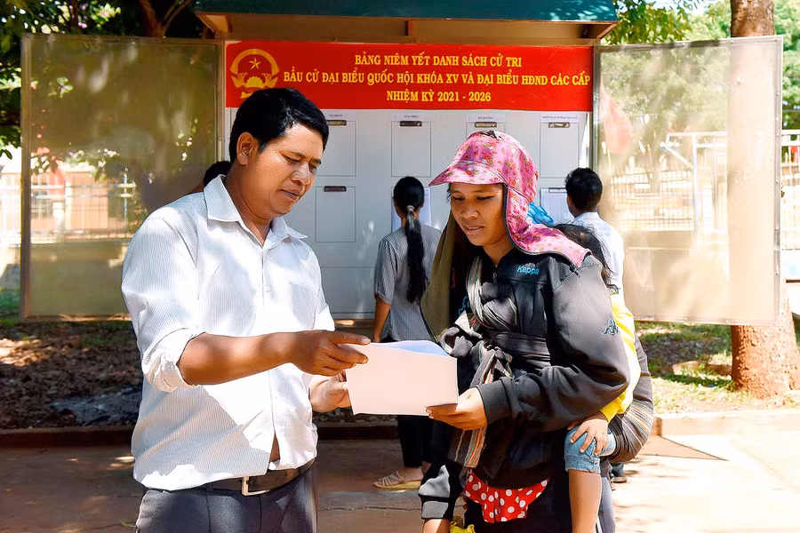 Anh Kuăn-Chủ tịch Mặt trận xã Đak Trôi, huyện Mang Yang nói: “Ngày 23-5 bầu cử vận động tất cả bà con dân làng, anh chị em ngày đó ở nhà để đi bầu cử”.