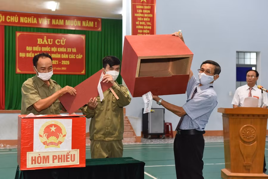 11 Ban tổ chức kiểm tra thùng phiếu. Ảnh: Đức Thụy