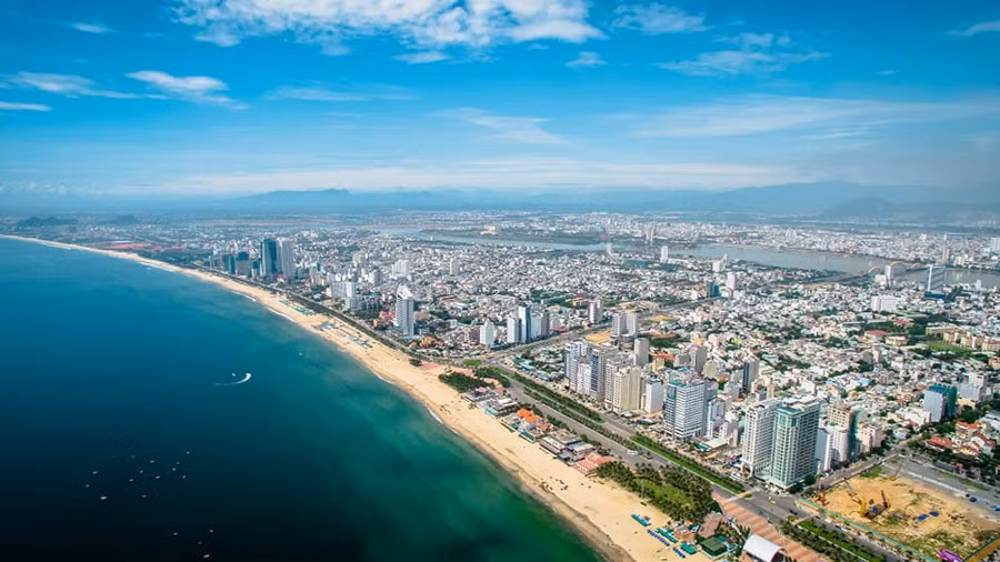 Bãi biển Mỹ Khê (Đà Nẵng). Ảnh: TRUNG THU