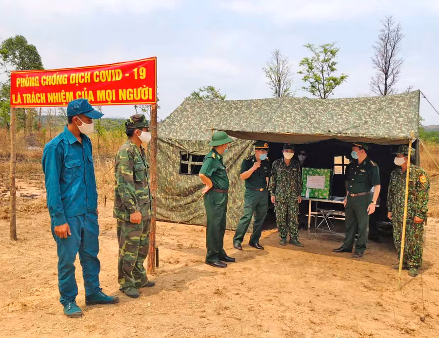 Kiểm tra công tác phòng dịch tại chốt lâm thời phía Nam của Đồn Biên phòng Cửa khẩu Quốc tế Lệ Thanh (huyện Đức Cơ). Ảnh: Phương Dung
