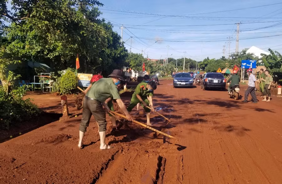 Đoàn viên, thanh niên Công an huyện Đức Cơ tham gia dọn dẹp bùn đất trên quốc lộ 19B. Ảnh: Văn Ngọc Đoàn viên thanh niên của Công an huyện Đức Cơ đã tham gia dọn dẹp đường cùng với người dân. Ảnh: Văn Ngọc