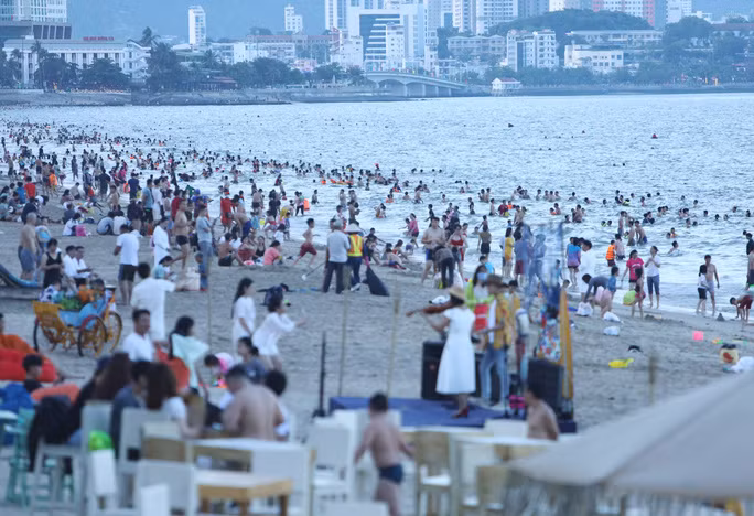 Quá đông du khách đến biển Nha Trang nên khó thực hiện các biện pháp phòng chống dịch Covid-19Ảnh: Kỳ Nam